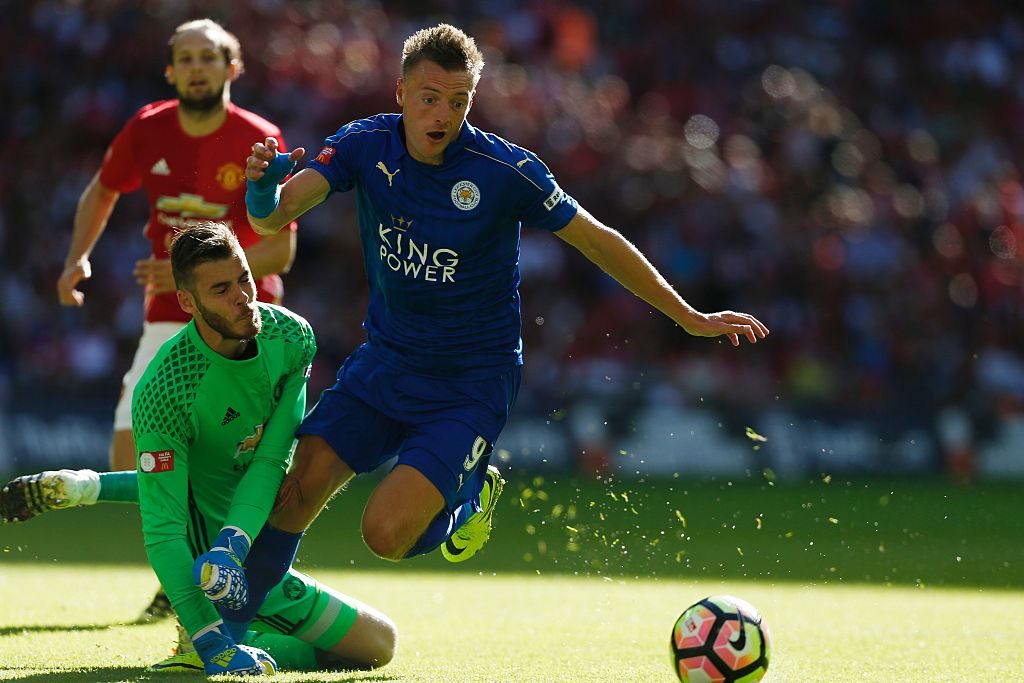 Leicester City's English striker Jamie Vardy (R) beats Manchester United's Spanish goalkeeper David de Gea (L) to score an equalising goal during the FA Community Shield football match between Manchester United and Leicester City at Wembley Stadium in London on August 7, 2016. / AFP / Ian Kington / NOT FOR MARKETING OR ADVERTISING USE / RESTRICTED TO EDITORIAL USE (Photo credit should read IAN KINGTON/AFP/Getty Images)