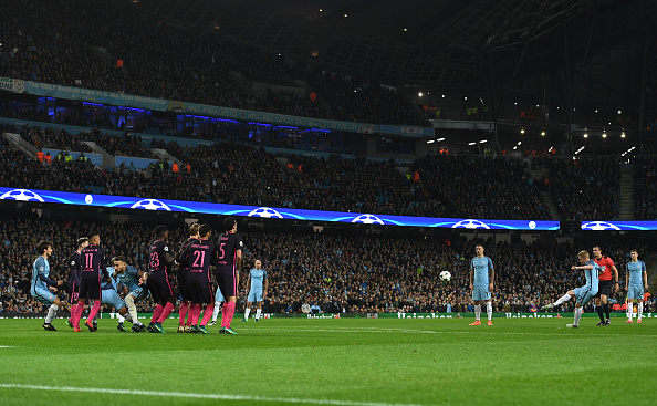 MANCHESTER, ENGLAND - NOVEMBER 01: Kevin De Bruyne of Manchester City (R) scores his sides second goal from a freekick during the UEFA Champions League Group C match between Manchester City FC and FC Barcelona at Etihad Stadium on November 1, 2016 in Manchester, England. (Photo by Shaun Botterill/Getty Images)