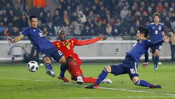 Japan's Tomoaki Makino (L) and Hotaru Yamaguchi (R) try to block Romelu Lukaku of Belgium during the first half of a friendly in Bruges, Belgium, on Nov. 14, 2017. Belgium won 1-0. (Kyodo)